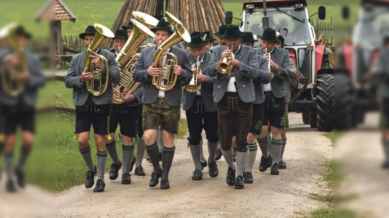 Die Blasmusik geleitet den Maibaum ins altbayrische Dorf.  (Foto: Markus Wasmeier)