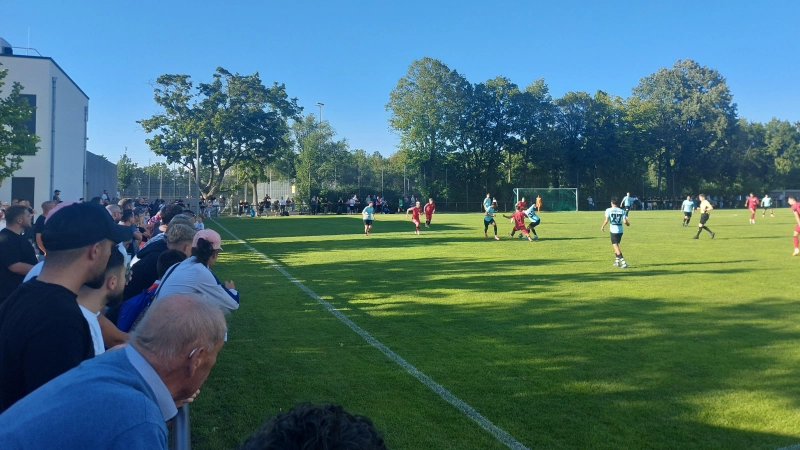 Fast 500 Zuschauer kamen im Sommer 2025 zum Pokalspiel des Münchner Vertreters FSV Harthof gegen den FC Ingolstadt 04 an die Ebereschenstraße. Hier steigt auch das diesjährige Endspiel auf Kreisebene: Gastgeber FC Eintracht München trifft auf den VfB Forstinning. (Archivbild: bas)