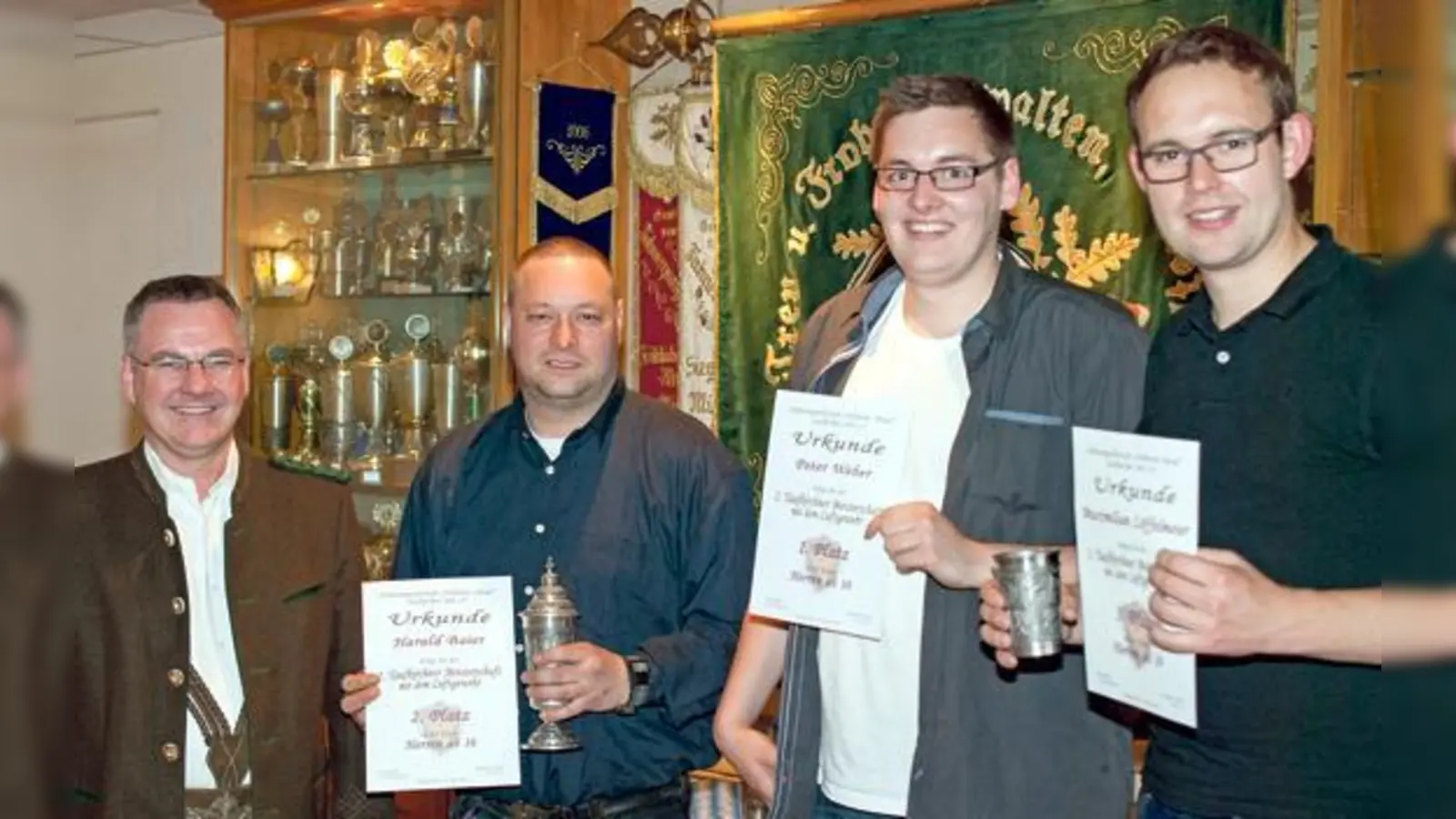 Gewinner unter sich: (v. l. n. r) Udo Weiß, Harald  Baier, Peter Weber und Maximilian Löffelmeier erhalten ihre Siegesurkunden.	 (Foto: VA)