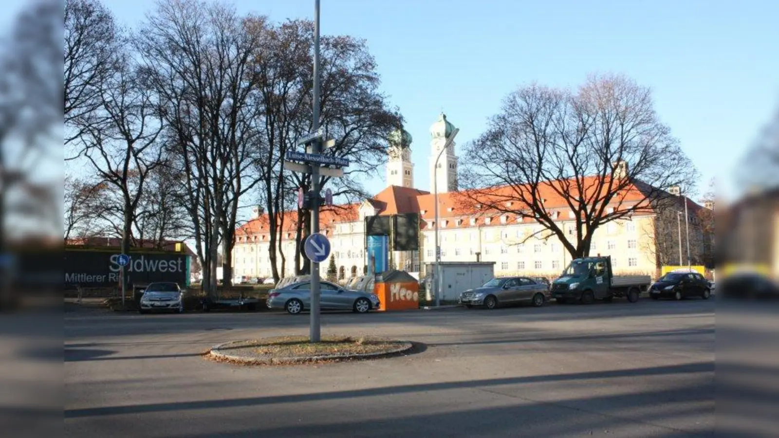 Groß ist die Fläche hinter dem Luise-Kiesselbach-Platz (im Hintergrund St. Josef). Die kleine Verkehrsinsel am Wöllinger (Mitte) soll ausgebaut werden. (Foto: job)