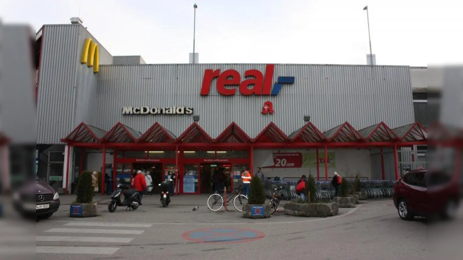 Vor der Schließung: der real-Markt in Obersendling. (Foto: na)