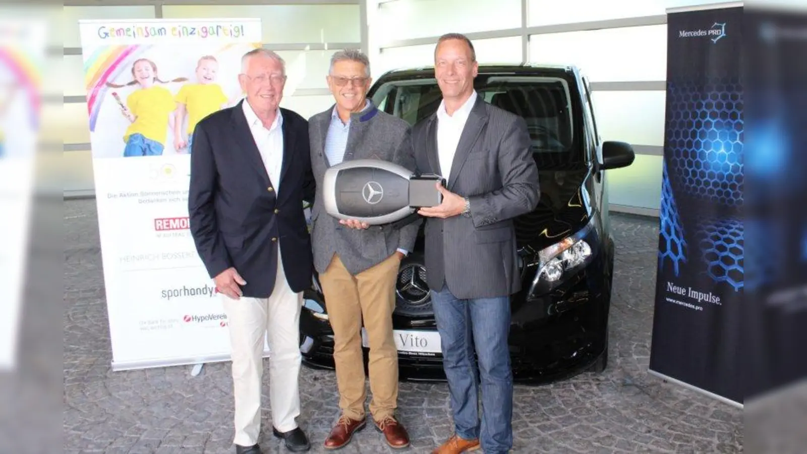 Der dringend benötigte Projektbus wurde entgegengenommen: v.l. Dr. Walter Hasselkus, 1. Vorsitzender des Vorstandes der Aktion Sonnenschein, Stephan Panzer, Vorstand Marketing/Kommunikation Golfclub Wörthsee und <br>Jyrki Salonen, Verkaufsleiter Transporter Gebrauchtwagen. (Foto: Aktion Sonnenschein)