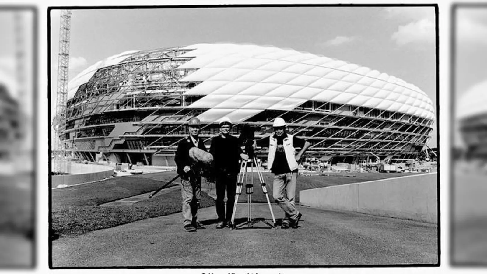 Das Filmteam vor der Kulisse des noch im Bau befindlichen Stadions.	 (Foto: Veranstalter)