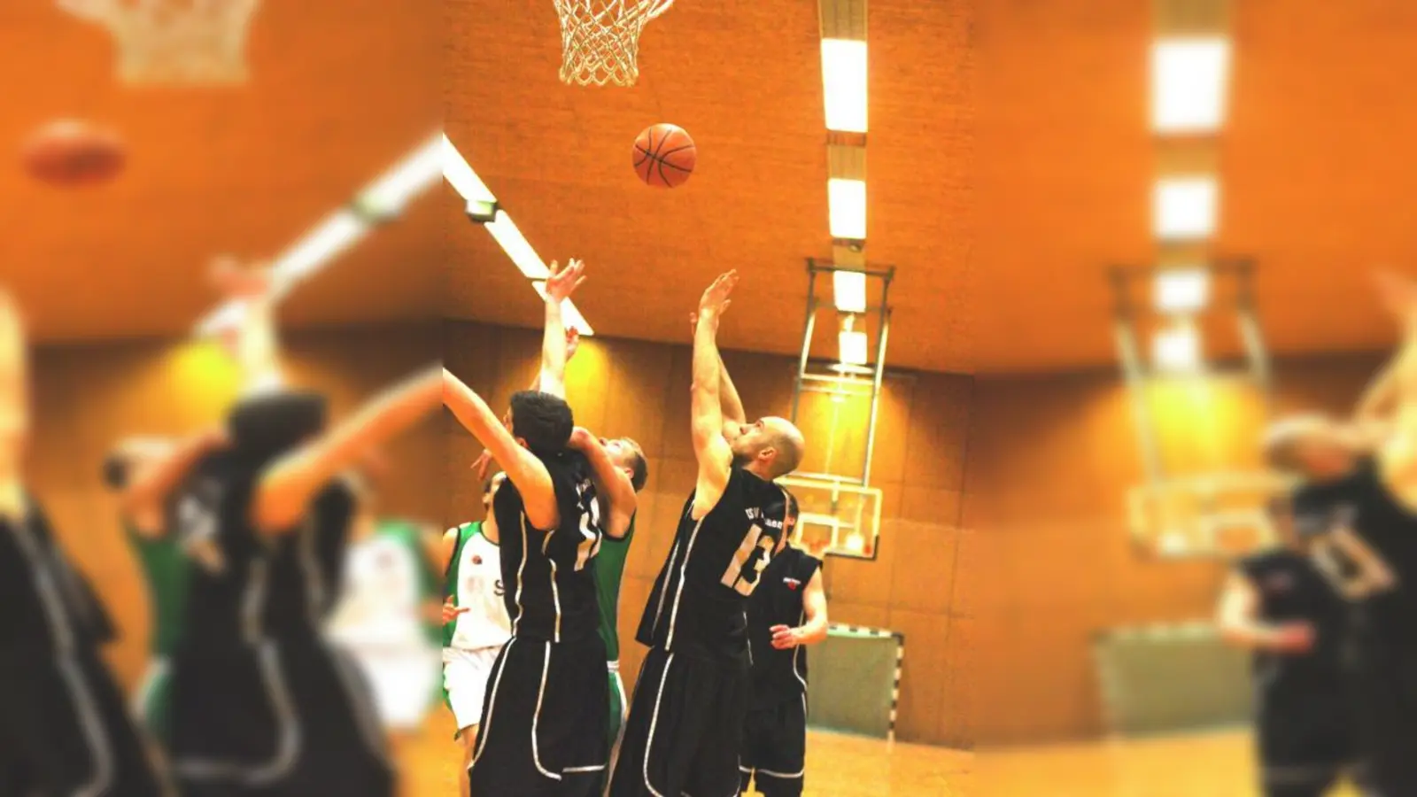 Jan Schulz (Mitte) im Spiel gegen den TSV München-Ost (92:74) hart bedrängt und im Wurf gefoult. Jan kam schon 1994 mit 12 Jahren zu den ‚Fröschen‘ und wurde mit ihnen 1997 3. der Deutschen Basketball – Jugendmeisterschaft!<br>Foto: Helmut Handwerker