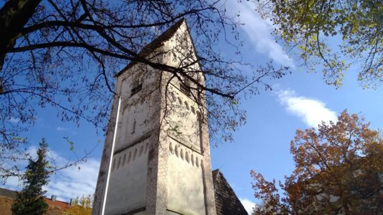 In Milbertshofen stehen gleich zwei St. Georgskirchen. Die alte öffnet ihre Pforte kommenden Sonntag für Besucher.  (Foto: Daniel Mielcarek)