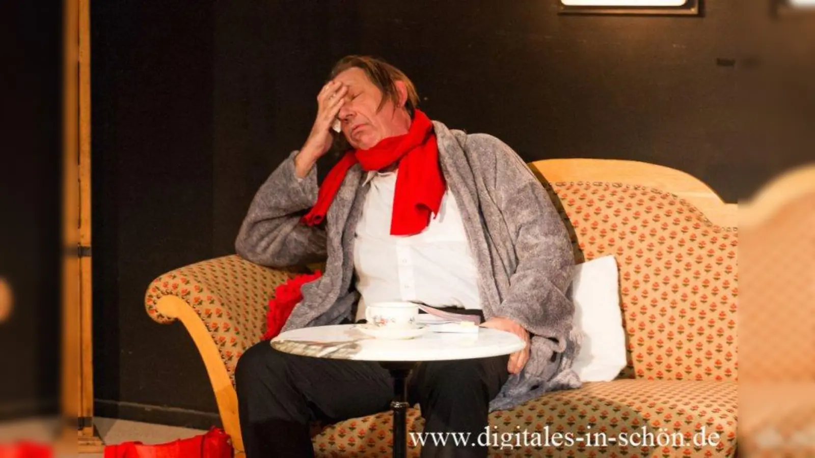 „Ich bin erkältet... oder wie meine Frau frei nach Heinz Ehrhardt sagen würde: 'Es geht mit dir zu Ende'”, erklärt Peter Buchenau im Kabarett „Männerschnupfen”. (Foto: Digitales in Schön, Peter Frankemölle)