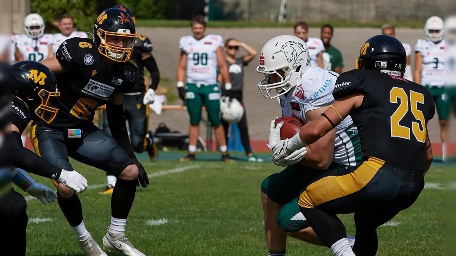 Die Munich Cowboys (dunkel) stehen im Viertelfinale der GFL-Playoffs. (Foto: Peter Roth)