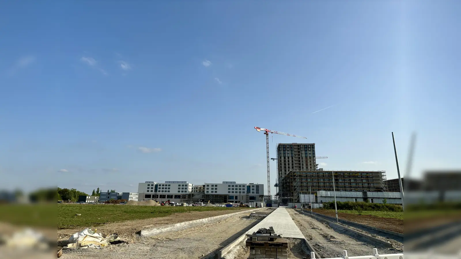 Jetzt noch grüne Wiese, hoffentlich bald gepflegte Grünanlage mit Angeboten insbesondere für Jugendliche? (Foto: Ulrike Seiffert)