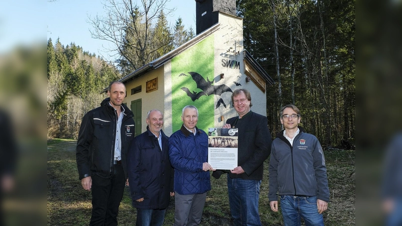 Einsatz für die Natur: Helge-Uve Braun (Mitte), Technischer Geschäftsführer der SWM und Miesbachs Landrat Wolfgang Rzehak (2. v. re.) sowie Mitarbeiter aus beiden Institutionen bei der Einweihung des neuen Fledermaushotels. (Foto: Andreas Leder)
