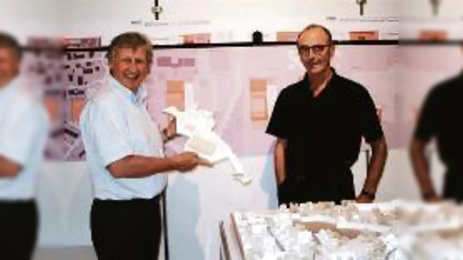 So soll es einmal werden: Bürgermeister Franz Schwarz und der Jury-Vorsitzende Prof. Herbert Meyer präsentieren das Modell des  (Bürgerhauses.Foto: ba)