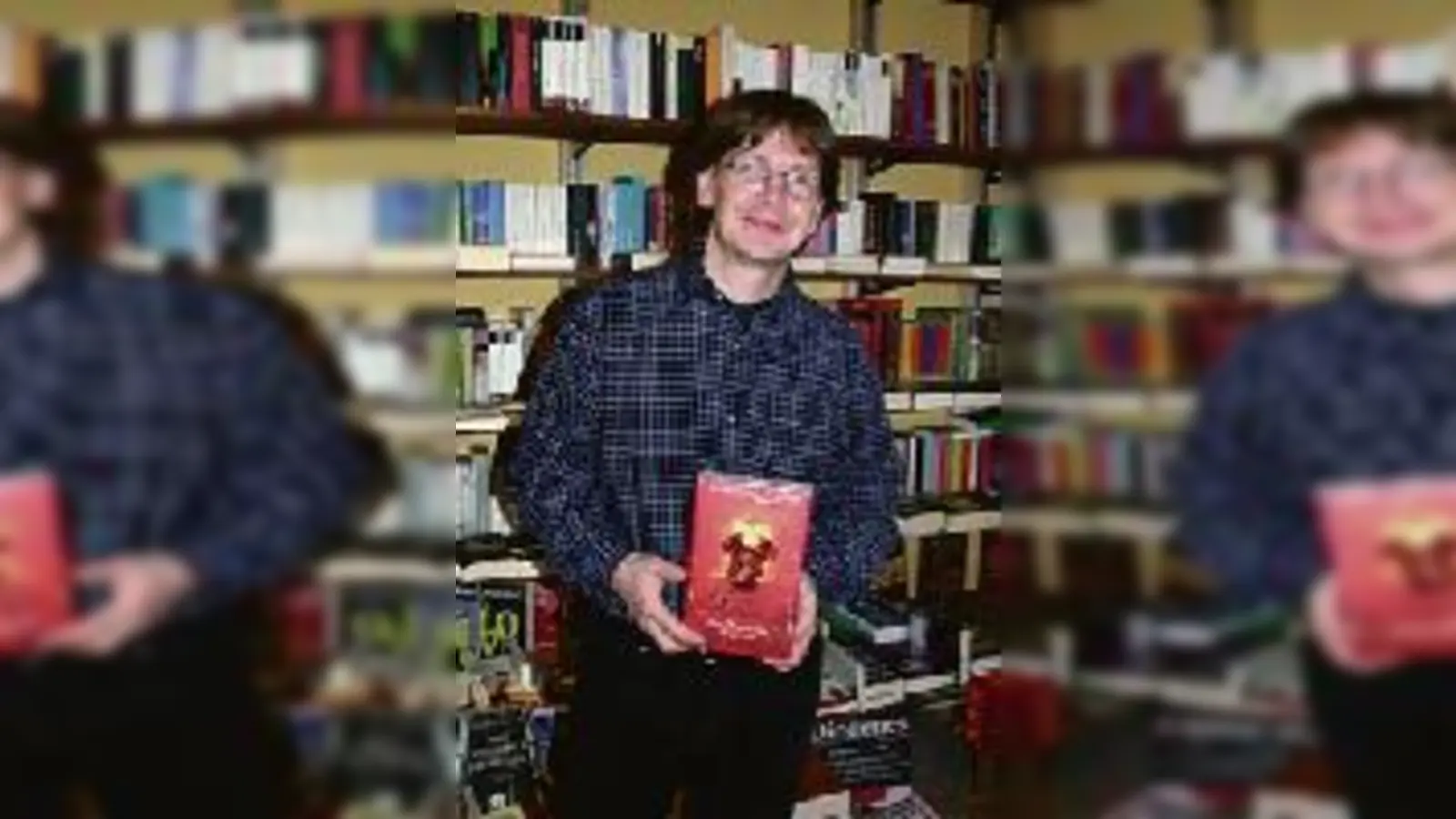 Jürgen Reuter von der »Bücheroase« stellt die Bartimäus-Trilogie vor, erschienen 2007/2008 bei Blanvalet / cbj.	 (Foto: ah)