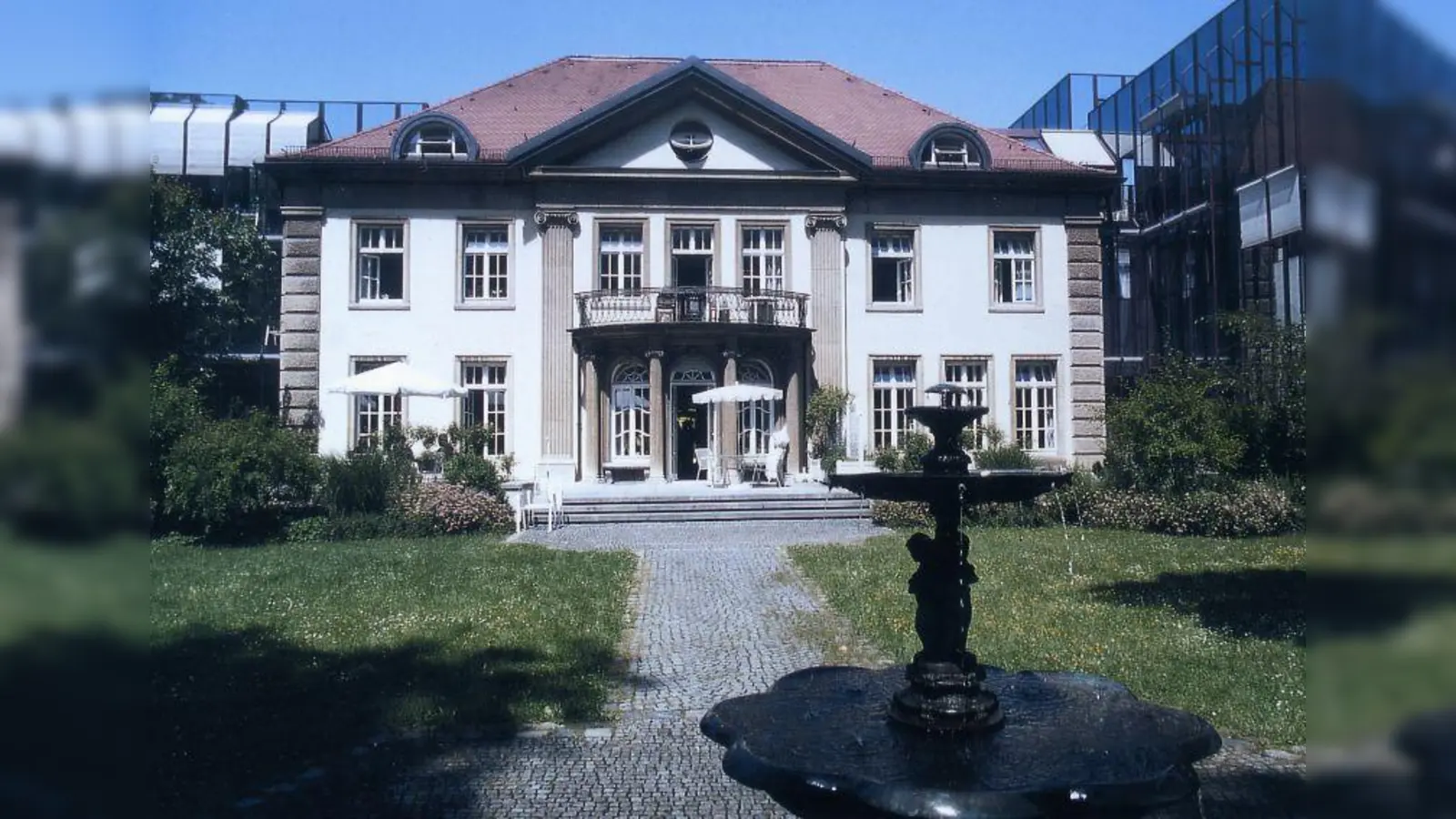 80 Jahre jung: Das denkmalgeschützte Hauptgebäude der Frauenklinik Dr. Geisenhofer am Englischen Garten. (Foto: oh)