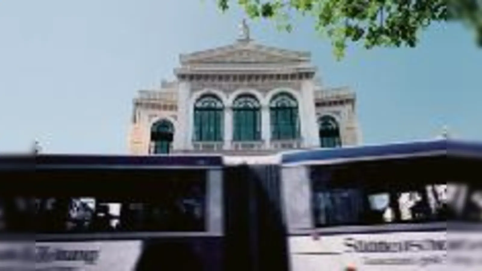 Maxvorstadt in Bewegung: Kunstakademie, Brandhorst und die Busse. (Foto: clash)