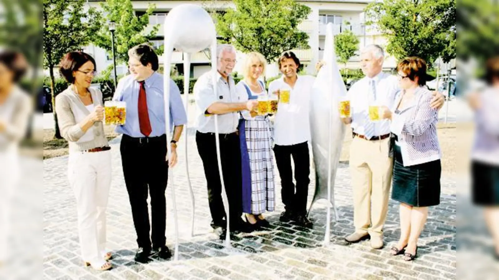 Gerlinde Stießberger, Hubert Rieder, Helmut Dworzak, Gabriele Meier, Künstler Fritz Feichtner, Hans Stießberger und Gabi Künig (v.li.) beim Anstoßen.   (Foto: pt)