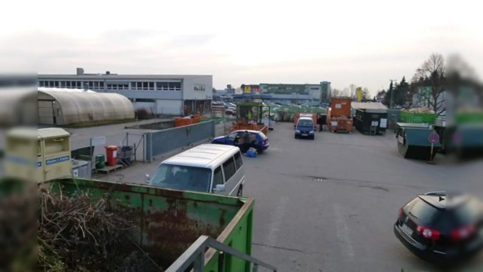 Der aktuelle Erdinger Recyclinghof ist zu klein, immer wieder kommt es zu gefährlichen Situationen beim Rangieren. Der Bauhof (links) braucht das Gelände dringend zur Erweiterung. 	 (Foto: bb)