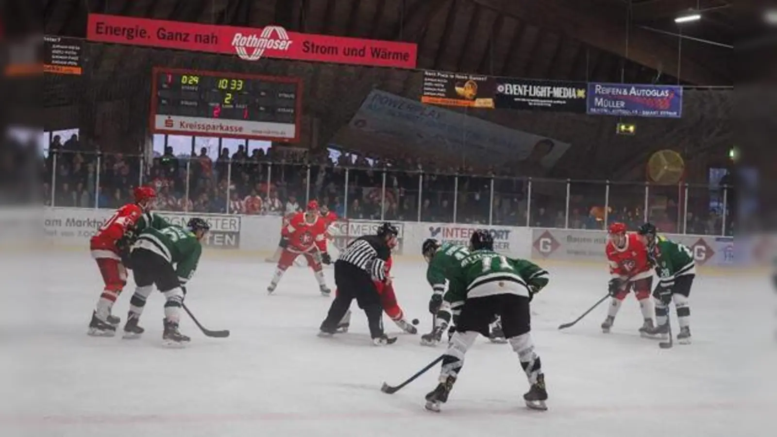 Am 2. Spieltag konnten sich die Rot-Weißen auf heimischen Eis gegen die Erding Gladiators mit 4:2 durchsetzen. Am Sonntag müssen die Grafing nun in die Herzogstadt.  (Foto: smg/CU)