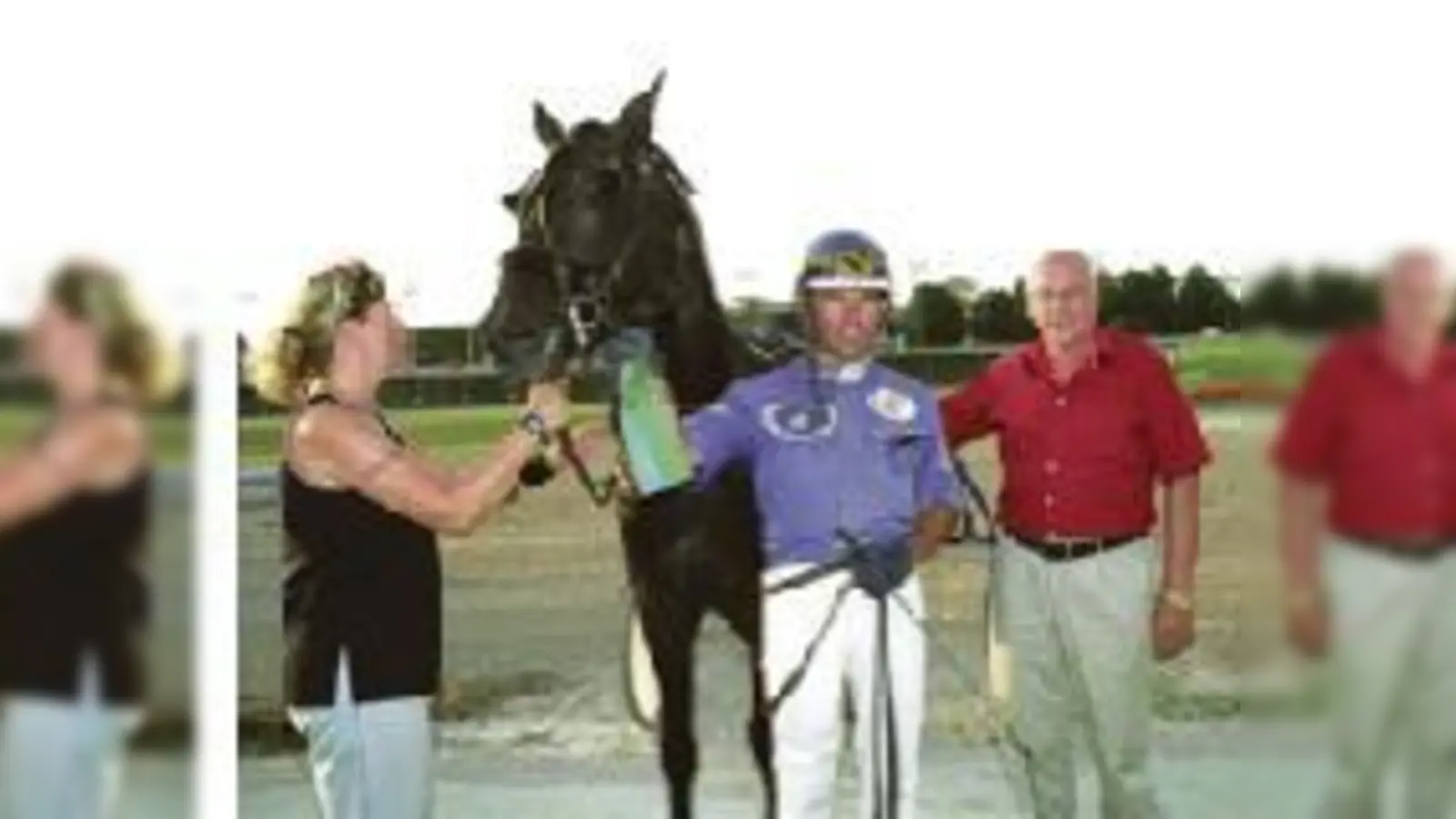 Don Carlo mit dem Daglfinger Trainer Gerd Biendl, rechts der Sendlinger Besitzer Otto Helml, links Daglfing-Mitarbeiterin Brigitte Ronge.  (Foto: VA)