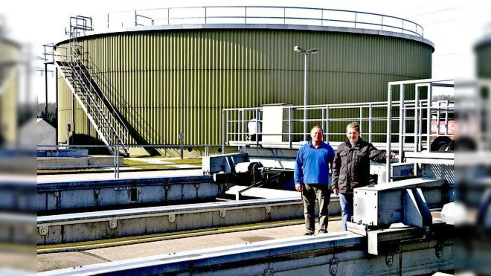 Der langjährige Leiter der Kläranlage Ebersberg, Helmut Siedler (rechts), hat Georg Daser sein Lebenswerk übergeben und geht am 1. Mai in den Ruhestand.	  (Foto: Sybille Föll)