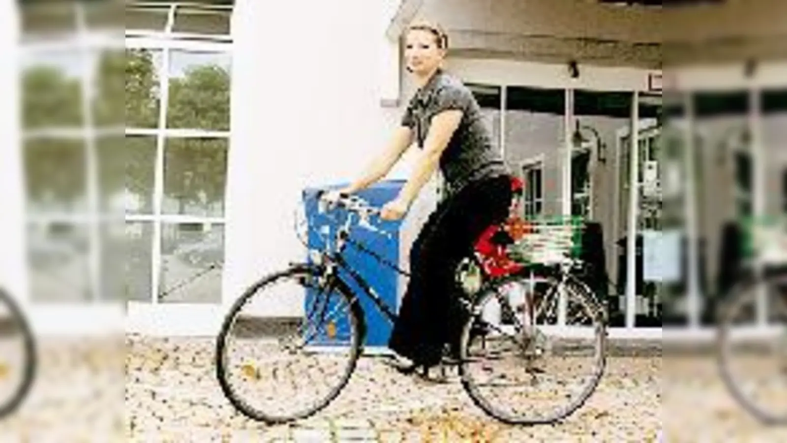 Das »BuchMobil« machts möglich: Judith Schönmehl von der Grünwalder Gemeindebibliothek bringt älteren Mitbürgern Medien mit dem Fahrrad.   (Foto: Red)