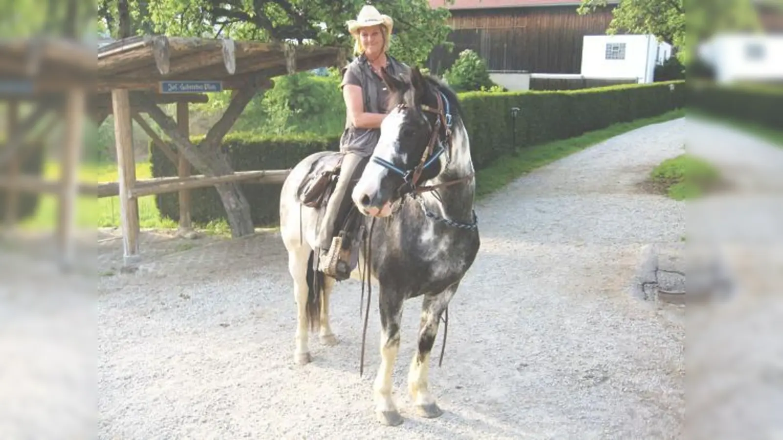 Andrea von Kienlin, hier mit dem Pferd Rodado, warnt eindringlich: »Wanderreiten macht süchtig!«	 (Foto: VFD)