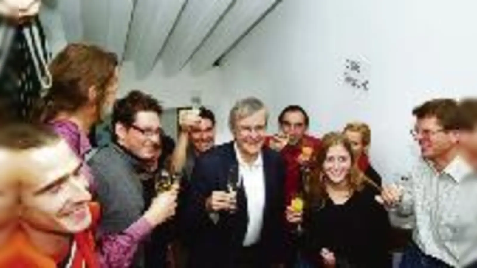 Theodor W. Hänsch (Mitte) im Kreise von Kollegen an der Ludwigs-Maximilians-Universität München nach Bekanntgabe des Nobelpreises  jetzt gibt es wieder etwas zu feiern. 	 (Foto: Friedrich M. Schmidt)