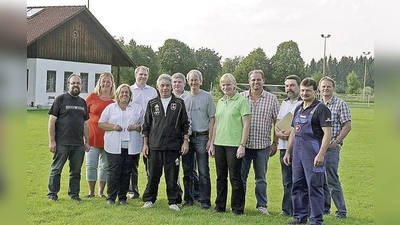 Bürgermeisterin Barbara Bogner (2. v. l.)  nahm gemeinsam mit Gemeinderäte und Aktiven des SV Arget das Vereinsheim genau unter die Lupe.	 (Foto: Kohnke)