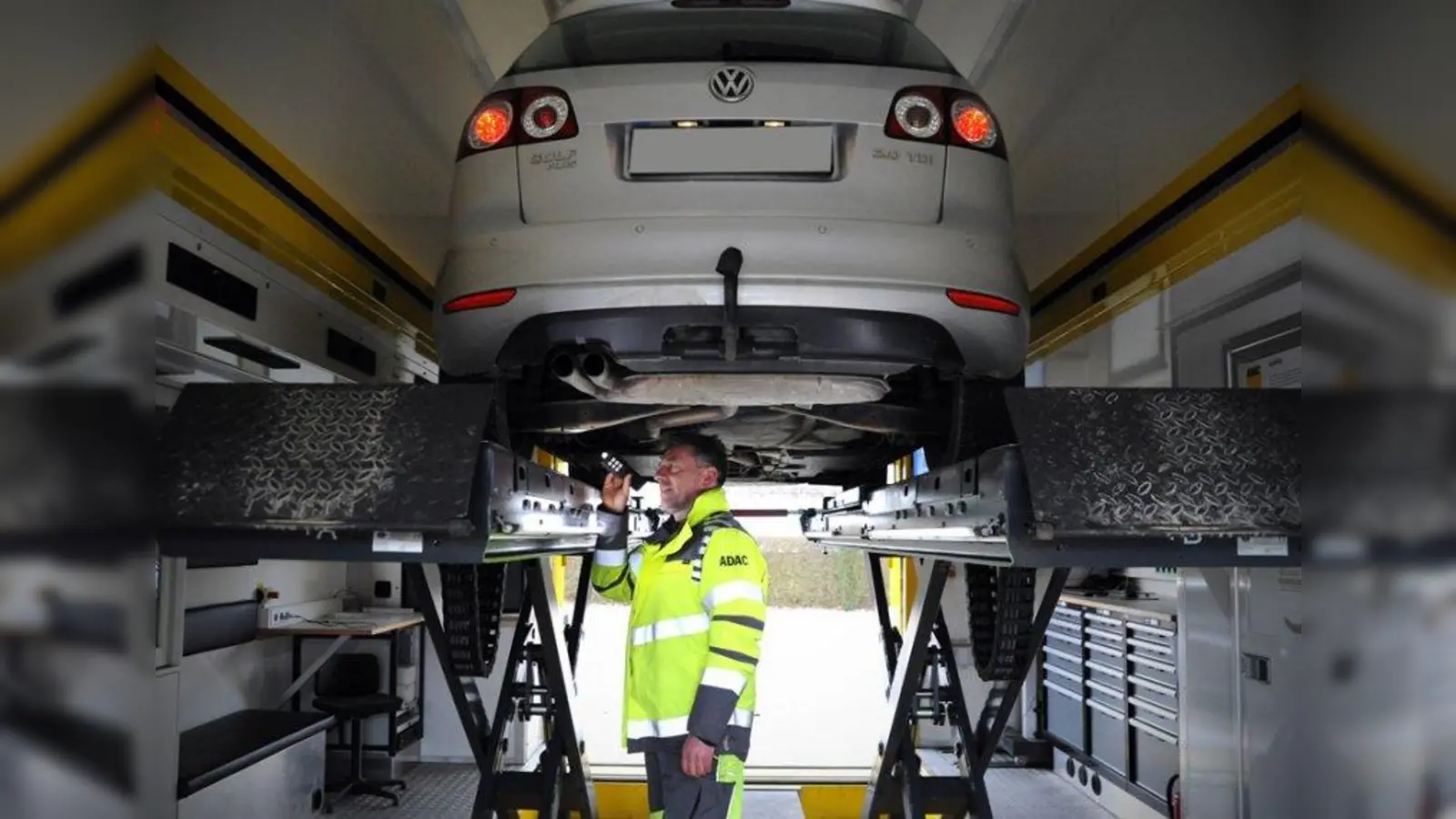 Auf dem mobilen Prüfstand kontrolliert der ADAC-Experte die Bremsen und Stoßdämpfer. (Foto: Barbara Rötzer)