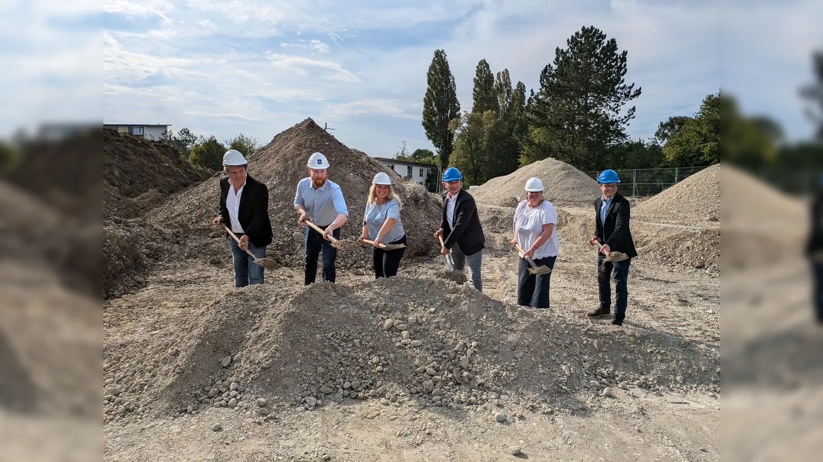 Der erste Spatenstich ist getan – nun wird das neue Kinderhaus nach und nach Form annehmen. V.l.n.r.: Architekt Würfel, Bauleiter Dotterweich, die Vorsitzende der NBH, Haselbeck, Bürgermeister Böck, Bauamtsleiterin Kmoch, Architekt Schweinsteiger. (Foto: Gemeinde OSH)