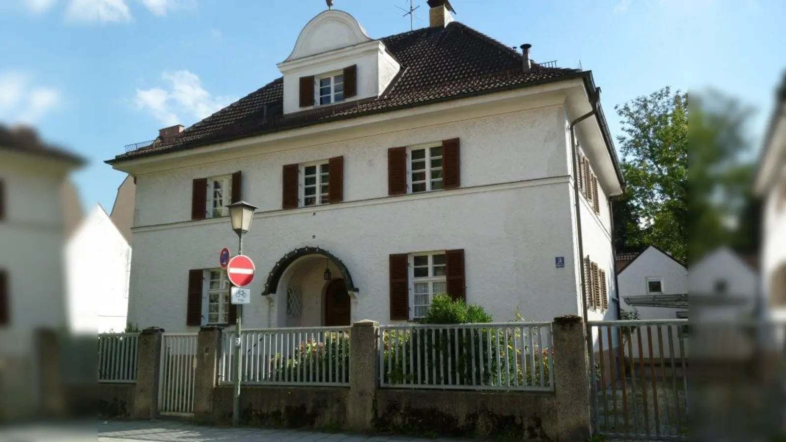Früher und heute: Vor zwei Jahren stand in der Helmpertstraße in Laim noch diese alte Villa, umringt von großen Bäumen und einem prächtigen Garten. (Foto: Archiv/ BK)