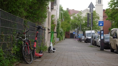 Vor der Grundschule in der Hirschbergstraße sind nur selten so wenige Gefährte am Gehweg abgestellt. Für Grundschüler würden wild abgestellte E-Scooter zur Gefahrenquelle, beklagen die Eltern. (Foto: kö)