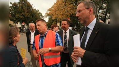Gute Aussichten: Die Nordseite des Pasinger Bahnhofs wird schon Ende des Monats ein neues Gesicht haben. „Dann hängt auch die Uhr wieder!“ V.r. Heiko Hamann, Klaus-Dieter Schneider vom DB-Bahnhofsmanagement München und Utz Mildner von der DB-Bauüberwachung im Gespräch mit der Senioren- und Behindertenbeauftragten des BA Franziska Miroschnikoff. (Foto: US)