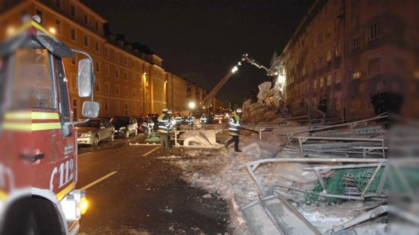 Vom Winde verweht: Ein Baugerüst in der Prinzregentenstraße stürzte ein.  (Foto: Feuerwehr)