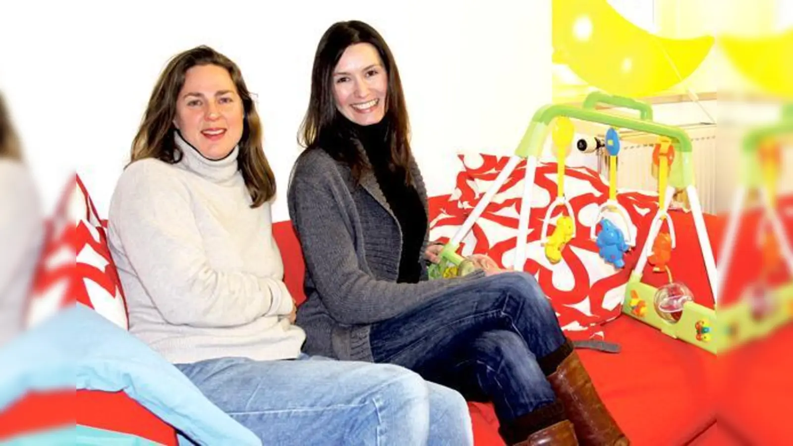 Lara Mosdal (l.) und Sabine Wachenfeld freuen sich über mehr Platz in den neuen Elki-Räumen. Somit können sie auch mehr Kurse anbieten. 	 (Foto: ko)