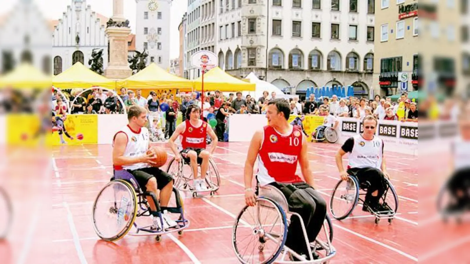 Auch beim Rollstuhlbasketball geht es rasant zu, zu erleben am Samstag am Marienplatz.	 (Foto: Kovac)