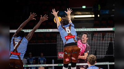 Kein Durchkommen gegen den Herrschinger Block: Theo Timmermann scheitert an Filip John und Magloire Mayaula. (Foto: Steffen Eirich)