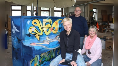 Anja Ruttkowski (vorne), Gabriele Schab und Karl Hertje vom Künstlerkreis Haar haben das Jubiläumsklavier zum 950. Geburtstag der Gemeinde gestaltet. (Foto: Gemeinde Haar)