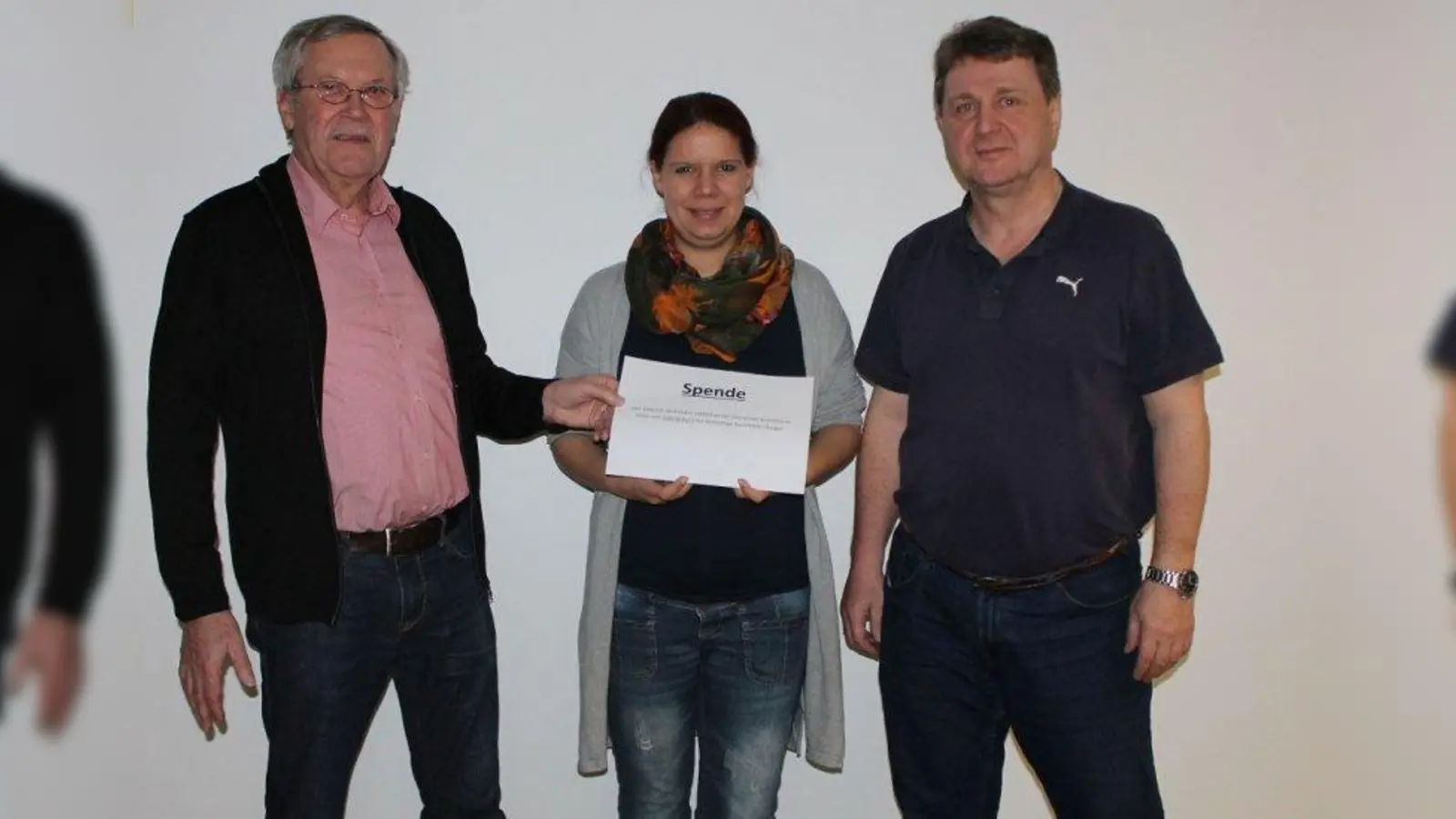 Spendenübergabe: Helmut Schuh von der Karlsfelder AWO zuammen mit Sarah Kothai vom Einwohnermeldeamt und Kämmerer Alfred Giesinger im Rathaus. (Foto: KA)