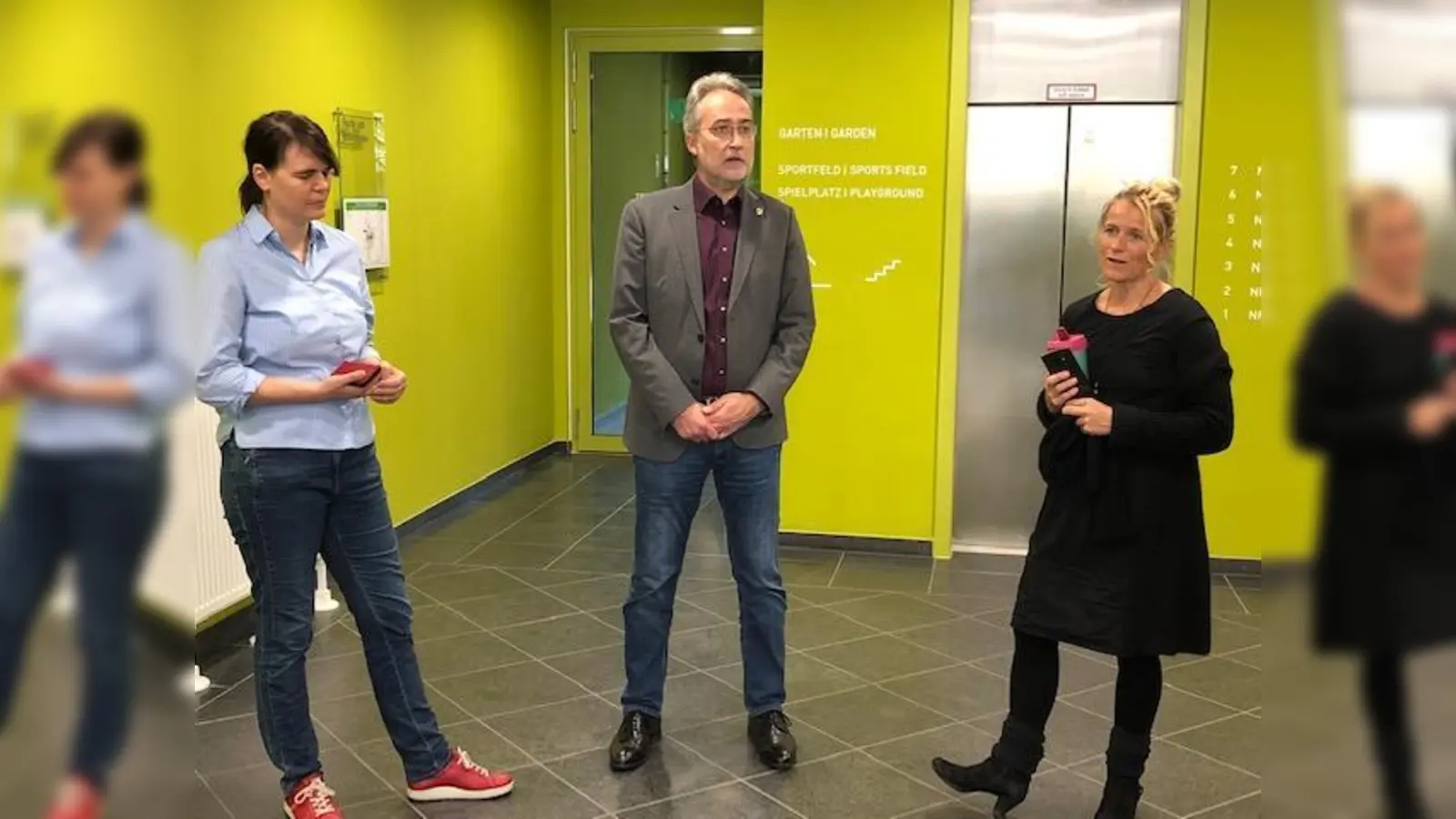 Anna Hanusch (links), die Vorsitzende des Bezirksausschusses Neuhausen-Nymphenburg (BA 9), Ludwig Mittermeier, der Vorsitzende des Katholische Männerfürsorgevereins, und Sozialreferentin Dorothee Schiwy im Rahmen der Eröffnung des Flexi-Heims. (Foto: Sozialreferat)