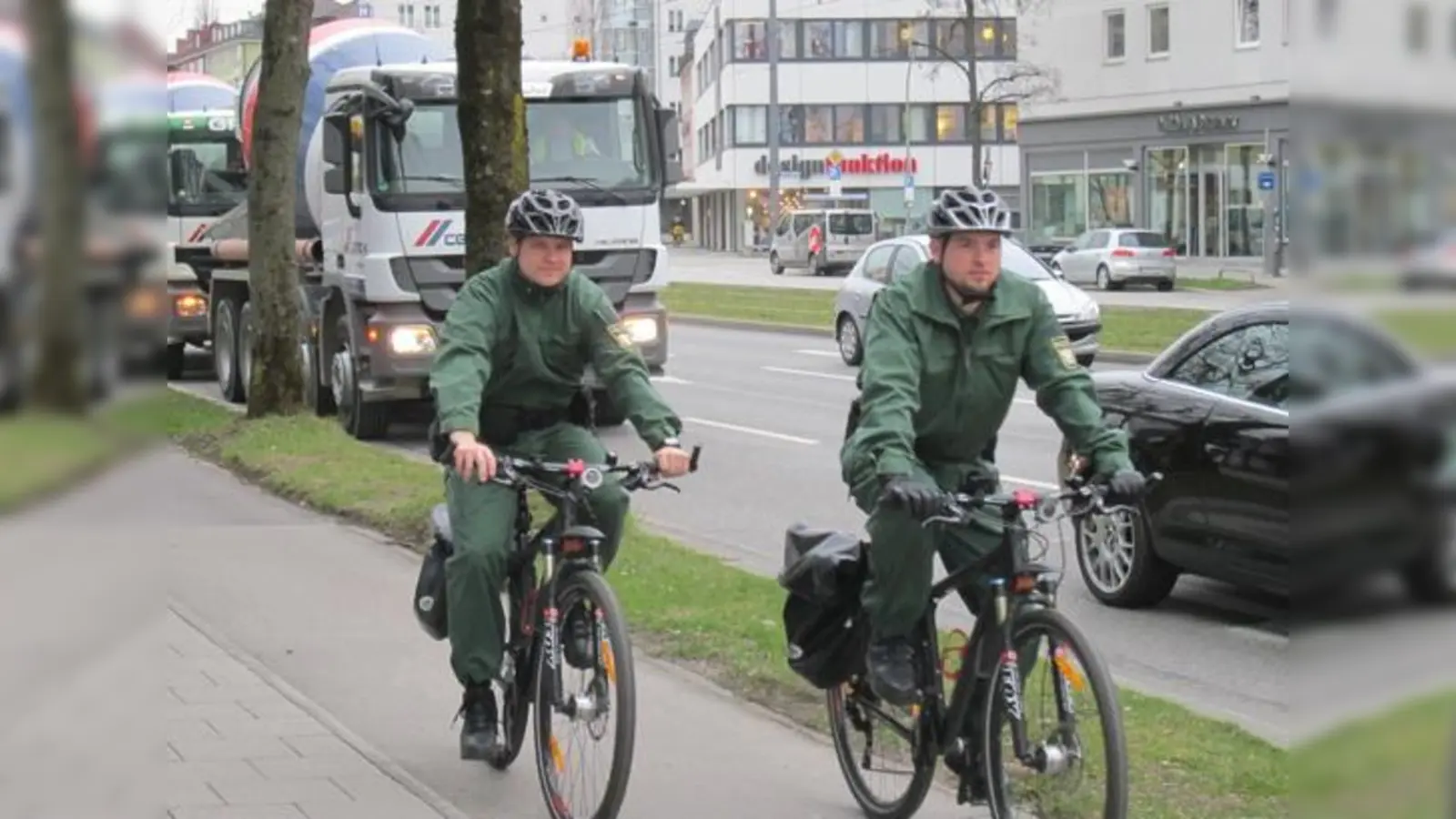 Fahrradstreife auf dem Fahrradstreifen: Fabian Singler (l.) und Stefan Scharnetzki machen Radfahrer auf eventuelles Fehlverhalten aufmerksam.	 (Foto: PI 13)