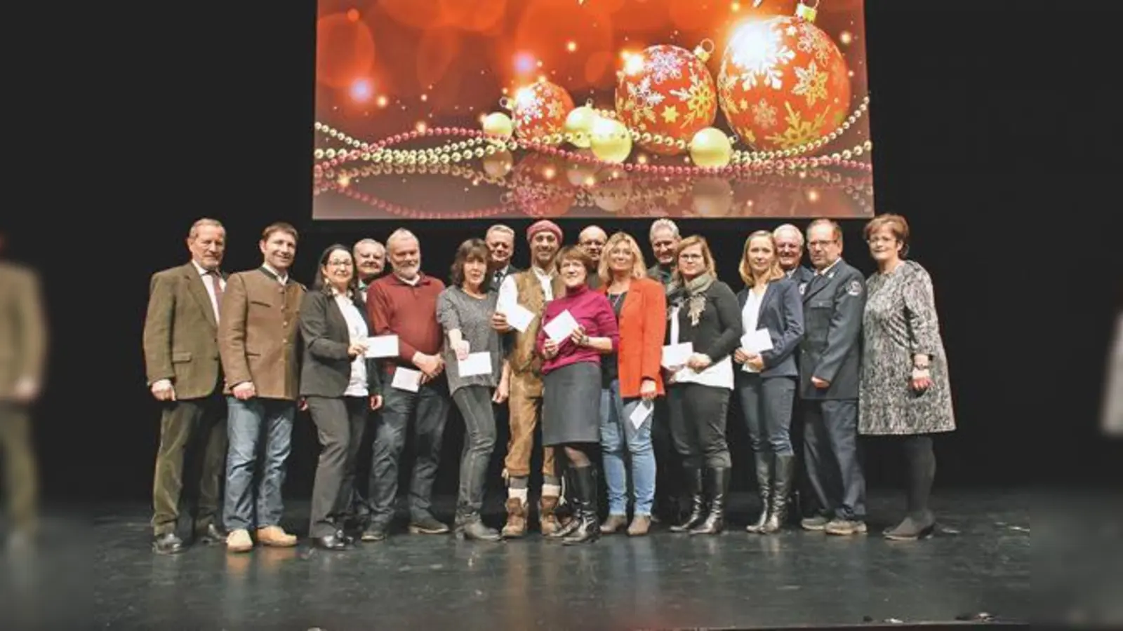 Marktleiter Stefan Ganser (links) und Bürgermeister Andreas Kemmelmeyer (Zweiter von links) mit den Vertretern der verschiedenen Hilfsorganisationen.  (Foto: Gemeinde UFG)