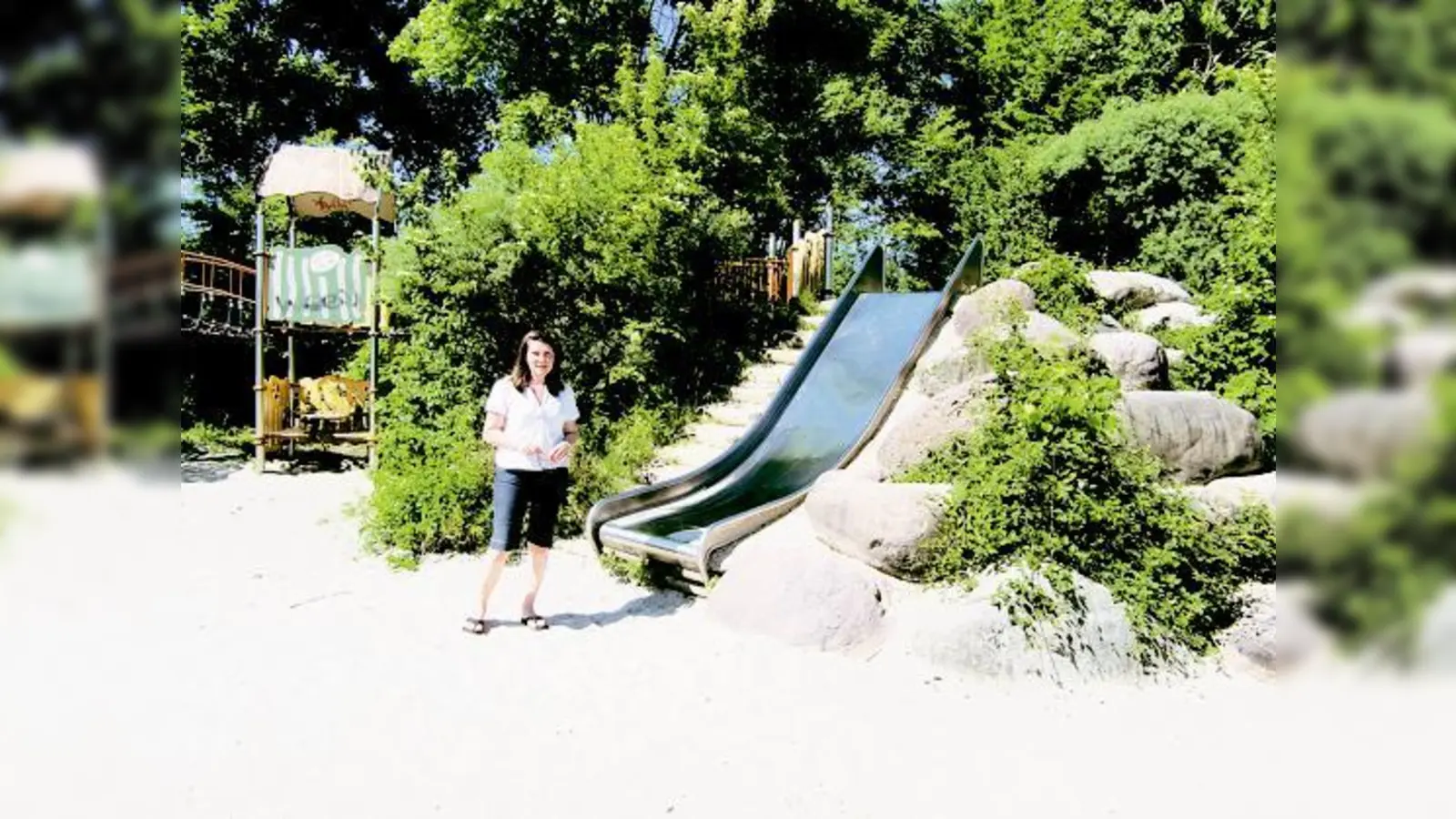 »Neben der Rutsche sind die meisten Ameisen.« Daniela Maszhold auf dem großen Spielplatz an der Lüderitzstraße. Und keine Kinder weit und breit.	 (Foto: ikb)