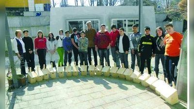 Die Kinder der 6. Klasse der Eugen-Papst-Schule Germering bastelten eifrig an den Nistkästen. (Foto: pi)