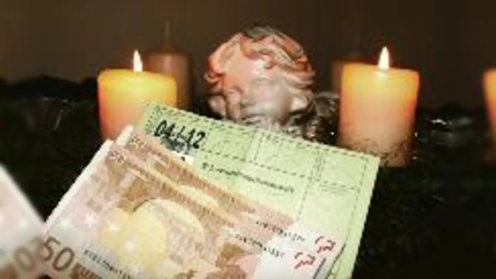 Die Gemeinde Unterföhring spielt für ihre Senioren Weihnachtsengel und spendiert 50 Euro, Schwerbehinderte bekommen 100  (Euro.Foto: ks)