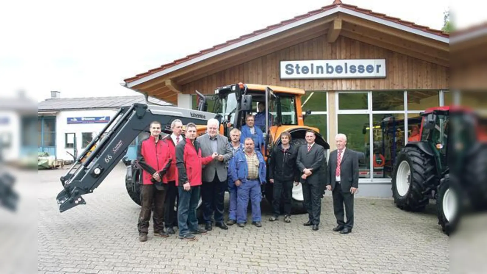 Bürgermeister Martin Esterl und das Bauhofteam freuen sich über den neuen Schlepper. 	 (Foto: VA)