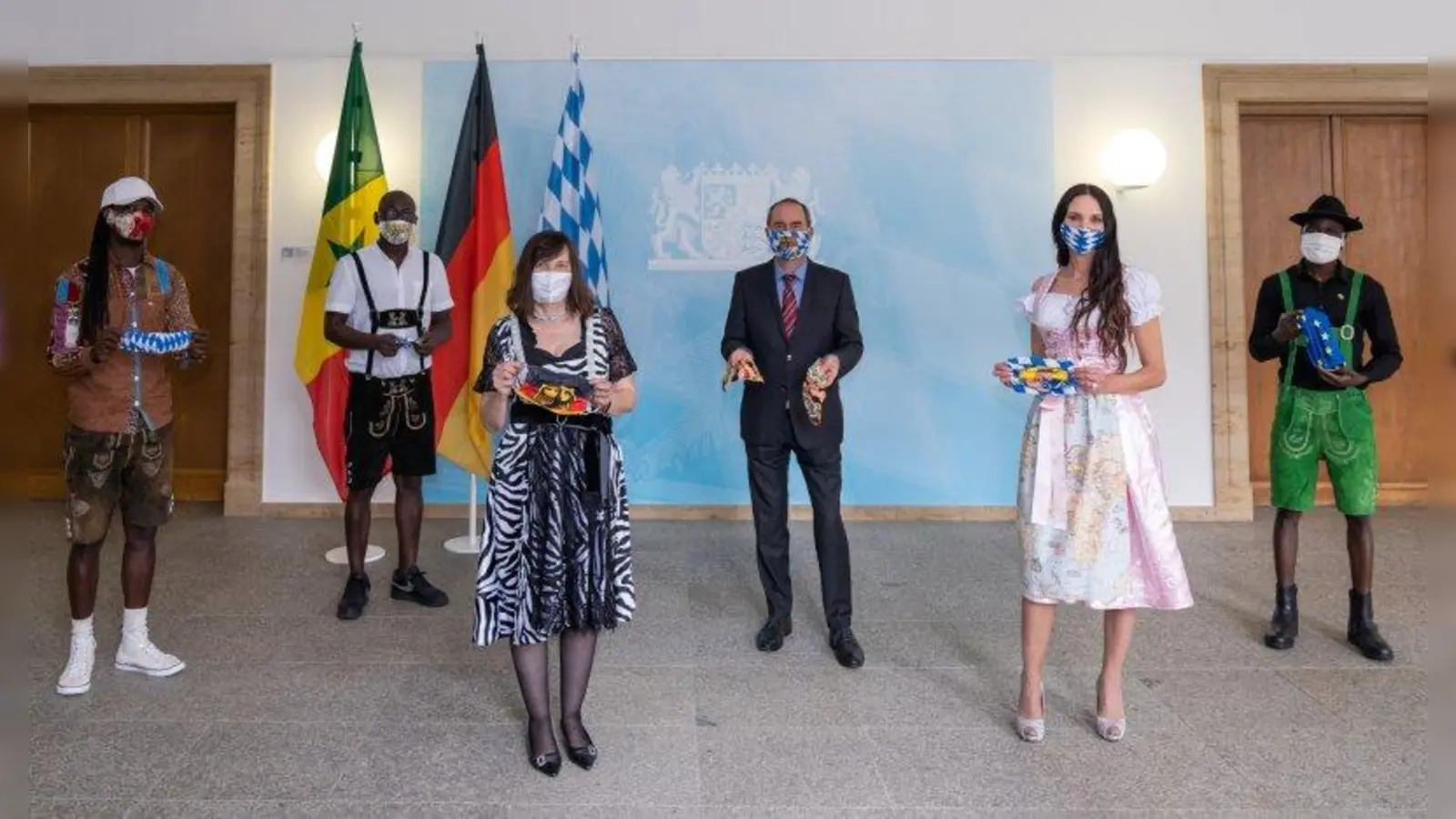 Ousmane Daio (links), Papa Diouf (2. von links), Michaela Wintermayr-Greck (3. von links), Manuela Ballauf (IMA) und Cisse Mortala (rechts) zusammen mit Staatsminister Hubert Aiwanger. (Foto: StMWi / E. Neureuther)