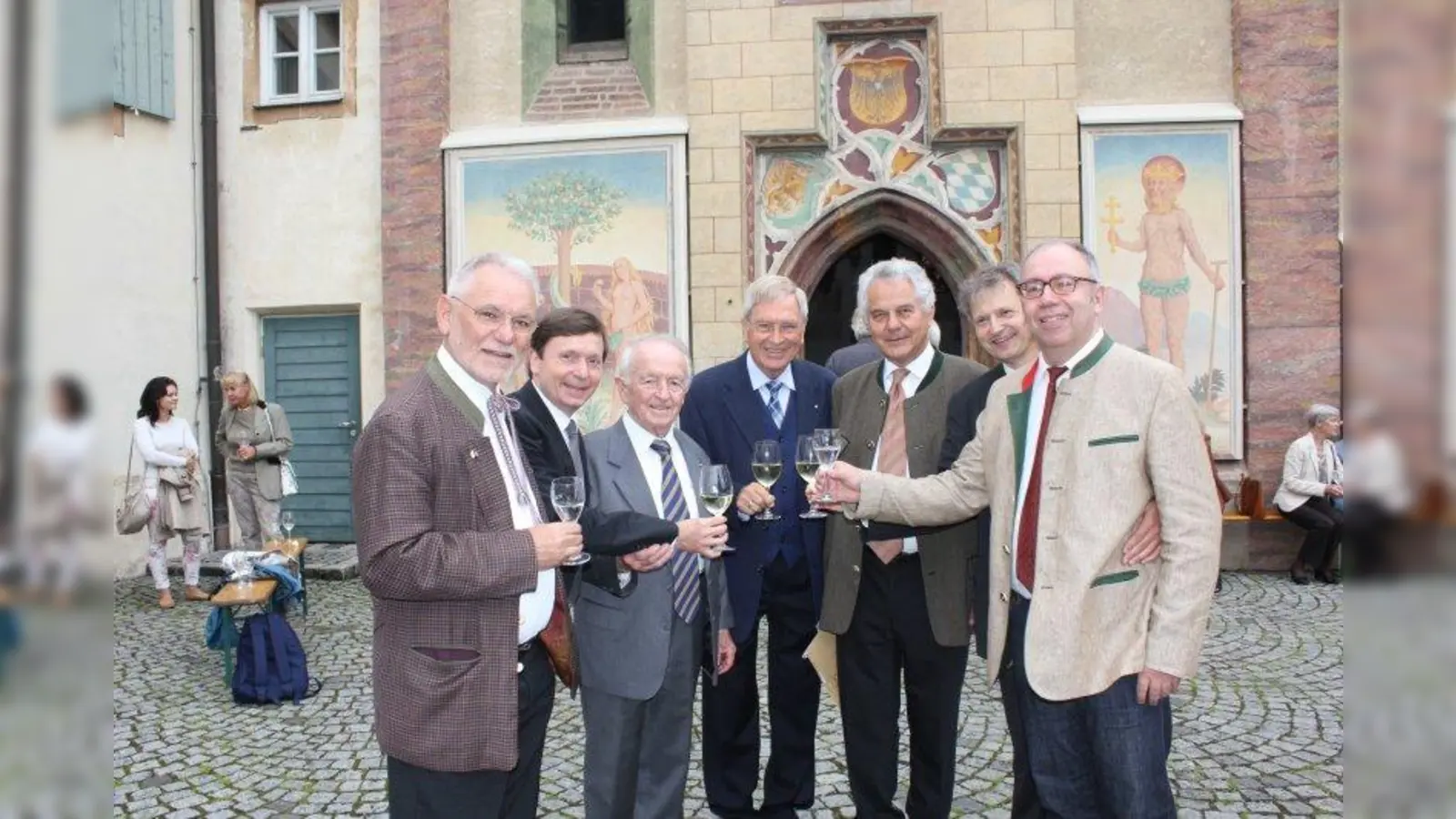 Auf die Blutenburg! Willi Fries, Peter Berg, Erwin Lohner, Johannes Wittmann, Kurt Faltlhauser, Vorstand Andreas Ellmaier und Johannes Wimmer (v.l.l) vor der Blutenburger Kapelle. (Foto: US)