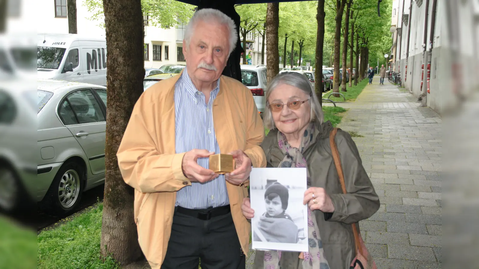 Trudy Creighton und Willy Kramer erinnern an ihren ermordeten Cousin Wilhelm Gögel. (Foto: job)