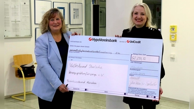 Stellvertretende Landrätin Annette Ganssmüller-Maluche überreichte einen Spendenscheck an die Geschäftsführerin des Bezirksverbands München der Kriegsgräberfürsorge, Stephanie Ritter (v.l.). (Foto: LRA )