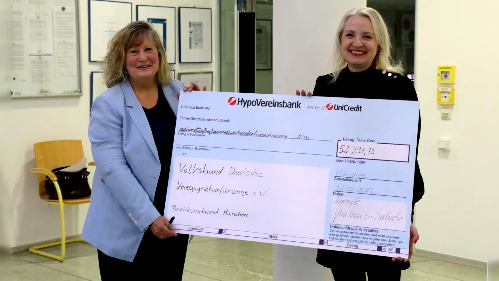 Stellvertretende Landrätin Annette Ganssmüller-Maluche überreichte einen Spendenscheck an die Geschäftsführerin des Bezirksverbands München der Kriegsgräberfürsorge, Stephanie Ritter (v.l.). (Foto: LRA )