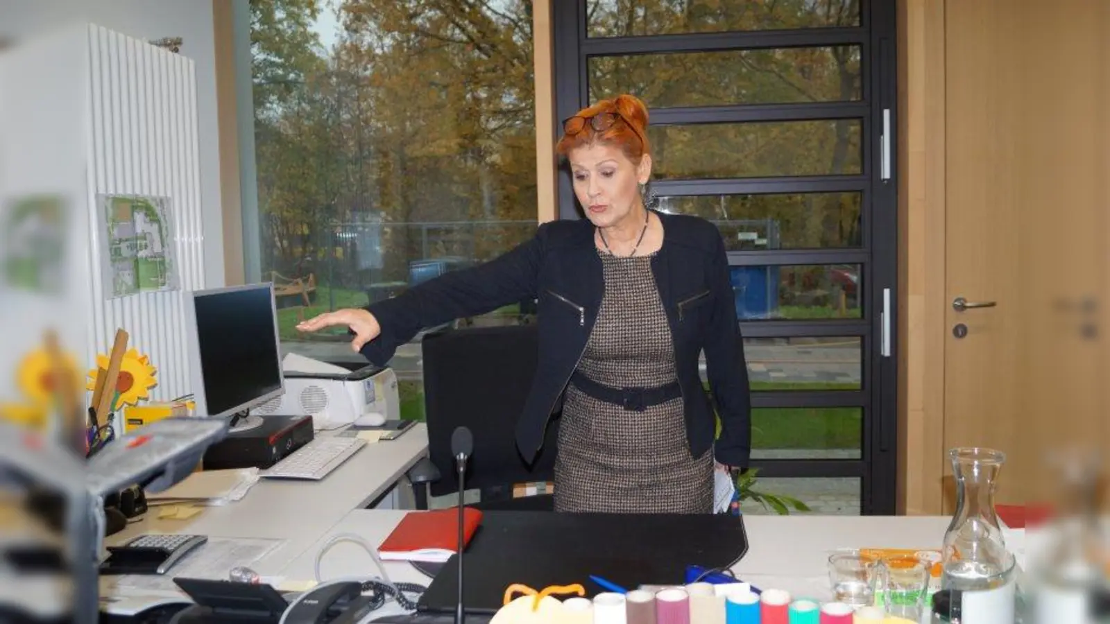 Schulleiterin Claudia Hirschnagl führt ihr neues Büro vor. (Foto: pst)